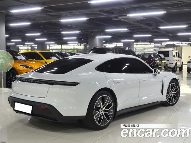 Porsche Taycan — Фото автомобиля 3