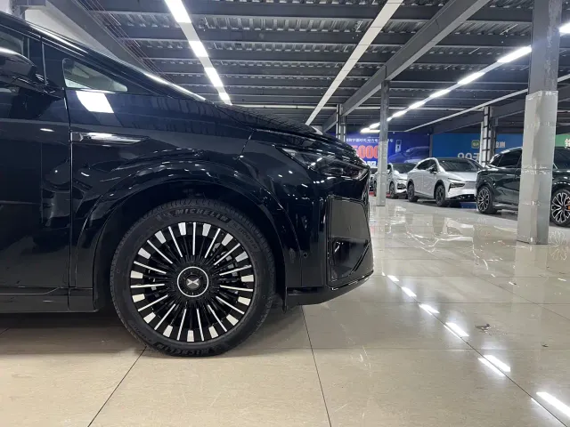 Xpeng X9 — Фото автомобиля 4