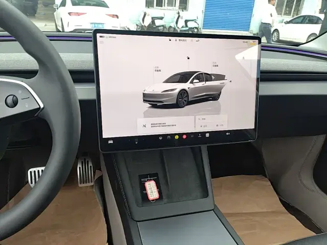 Tesla Model 3 — Фото автомобиля 12