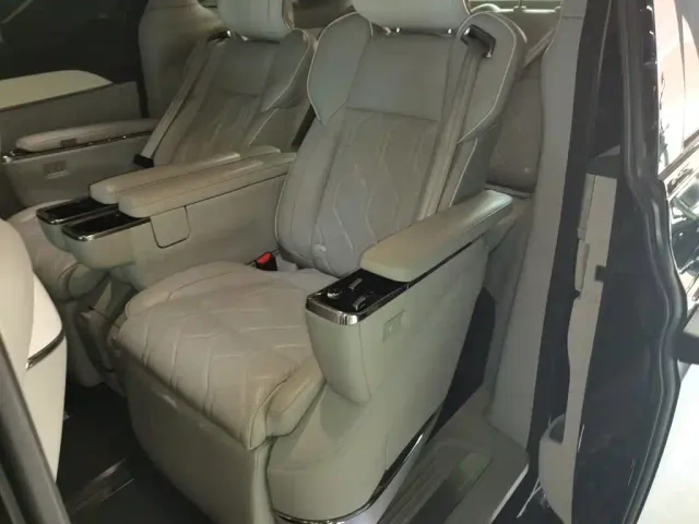Volvo EM90 — Фото автомобиля 12