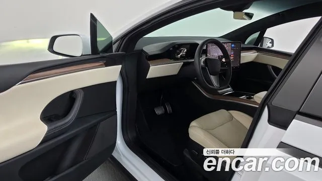 Tesla Model X — Фото автомобиля 10