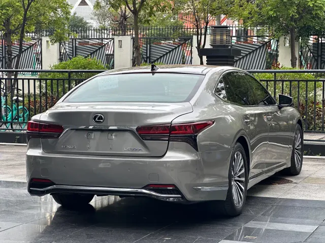Lexus LS — Фото автомобиля 13
