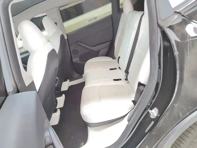 Tesla Model Y — Фото автомобиля 16