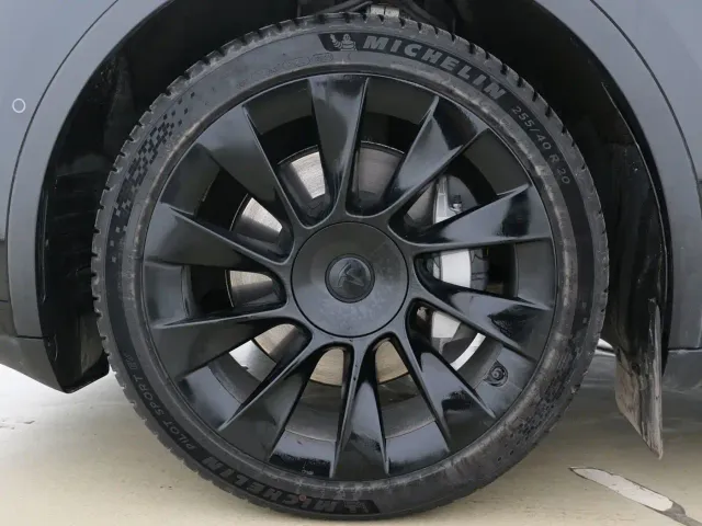 Tesla Model Y — Фото автомобиля 5