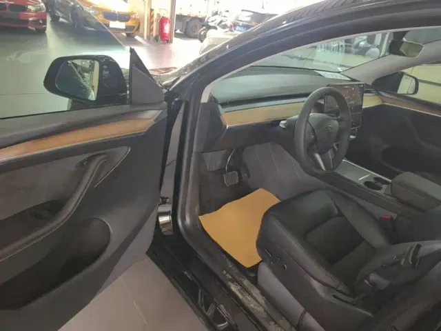 Tesla Model Y — Фото автомобиля 11