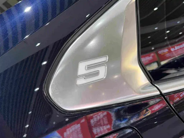 BMW 5 Series — Фото автомобиля 9