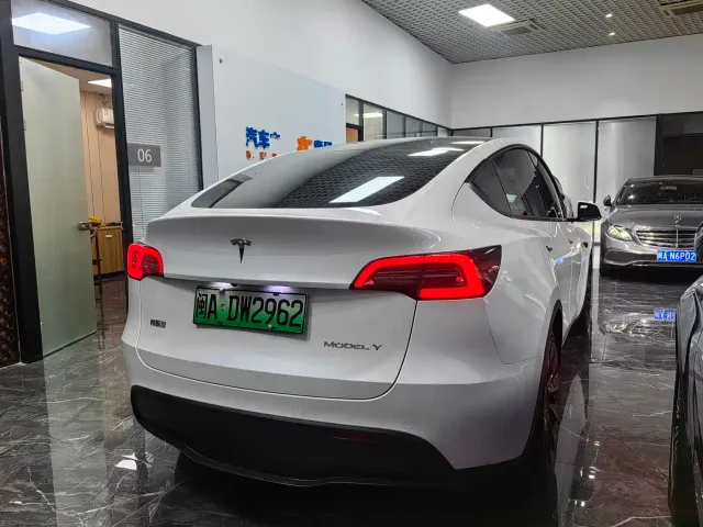 Tesla Model Y — Фото автомобиля 4