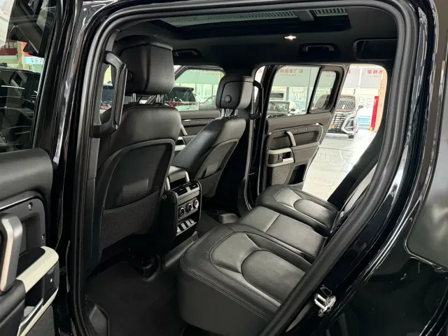 Land Rover Defender — Фото автомобиля 14