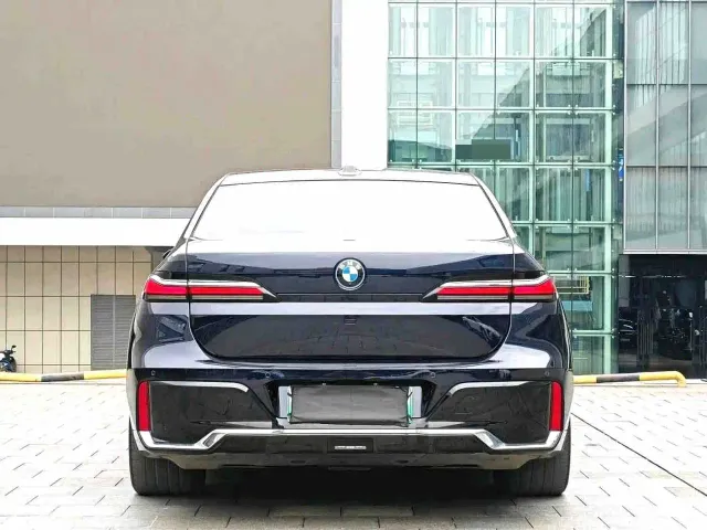 BMW i7 — Фото автомобиля 11