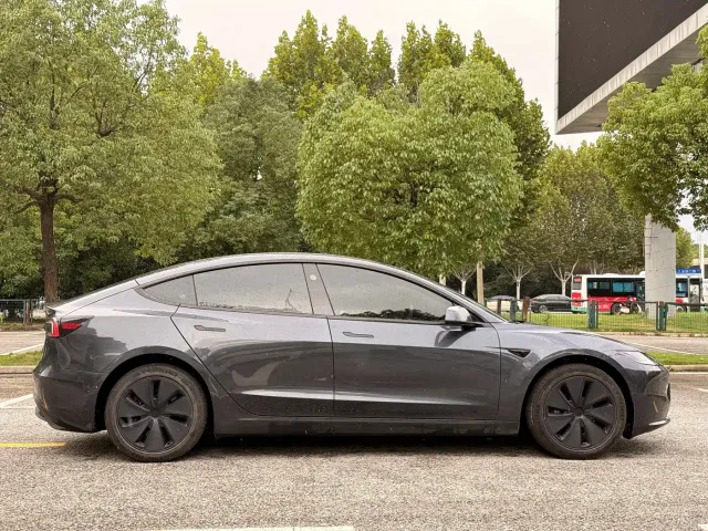 Tesla Model 3 — Фото автомобиля 13