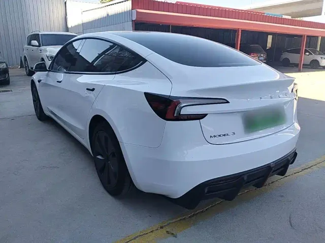 Tesla Model 3 — Фото автомобиля 4