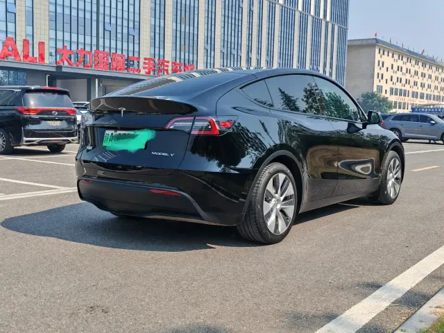Tesla Model Y — Фото автомобиля 5