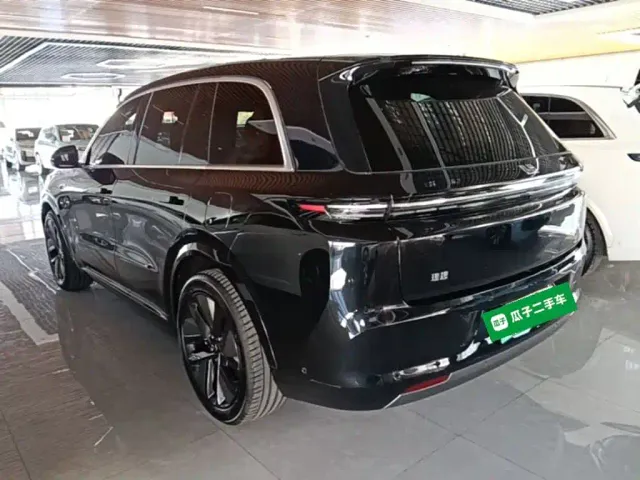 Li Auto L8 — Фото автомобиля 4