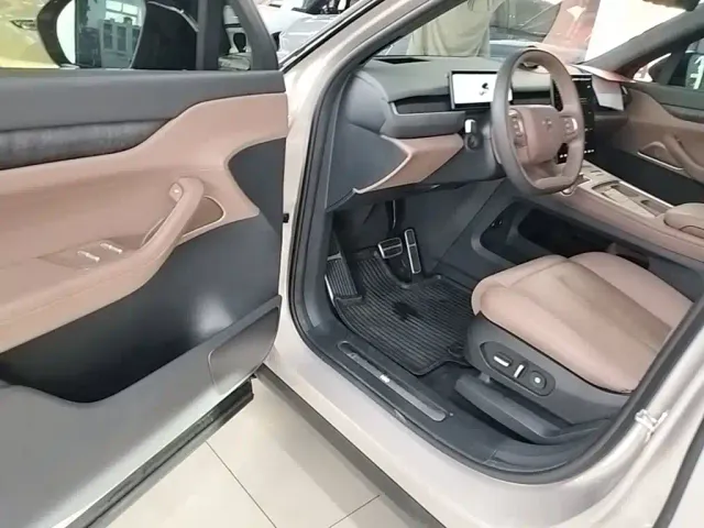Nio ES8 — Фото автомобиля 15