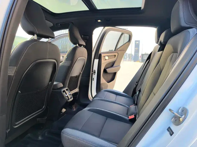 Volvo XC40 — Фото автомобиля 8