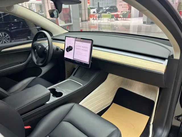 Tesla Model Y — Фото автомобиля 14