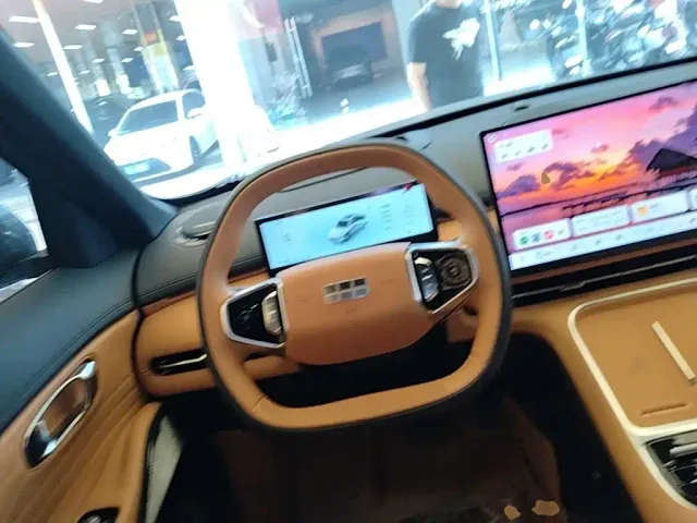 Geely Galaxy Starship 7 EM-i — Фото автомобиля 10