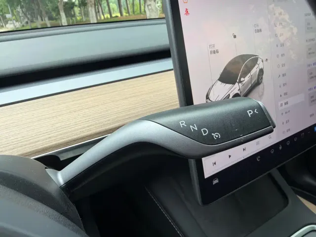 Tesla Model Y — Фото автомобиля 15
