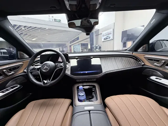 Mercedes-Benz E-Class — Фото автомобиля 24