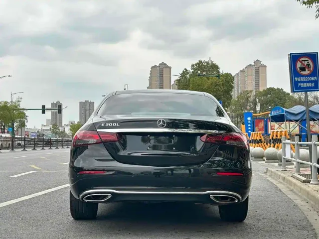 Mercedes-Benz E-Class — Фото автомобиля 3