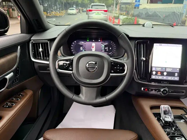 Volvo S90 — Фото автомобиля 14