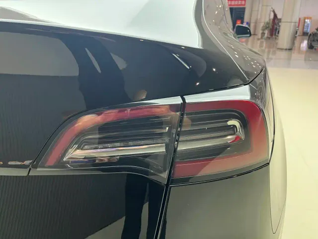Tesla Model Y — Фото автомобиля 7