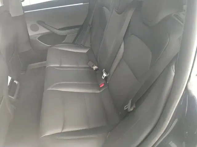 Tesla Model 3 — Фото автомобиля 12