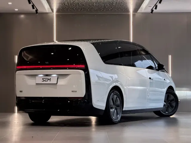 Li Auto MEGA — Фото автомобиля 10