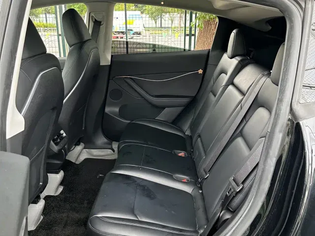 Tesla Model Y — Фото автомобиля 16