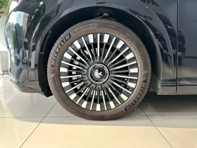 Xpeng X9 — Фото автомобиля 10