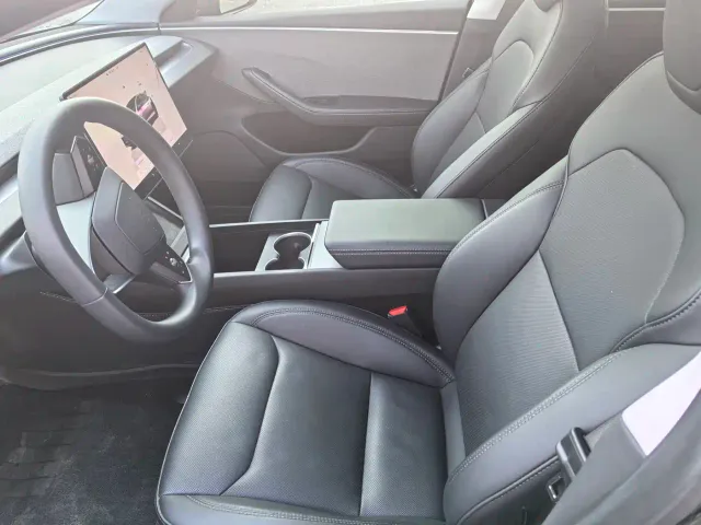 Tesla Model 3 — Фото автомобиля 4