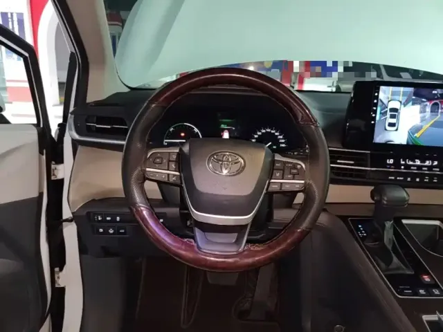 Toyota Sienna — Фото автомобиля 10