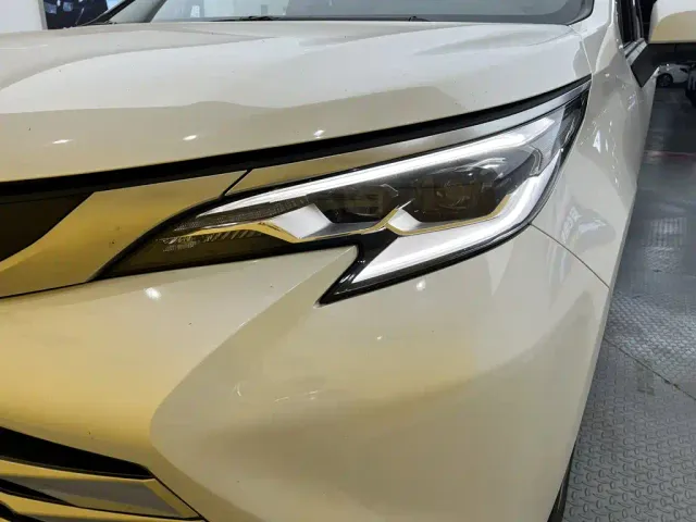 Toyota Sienna — Фото автомобиля 8