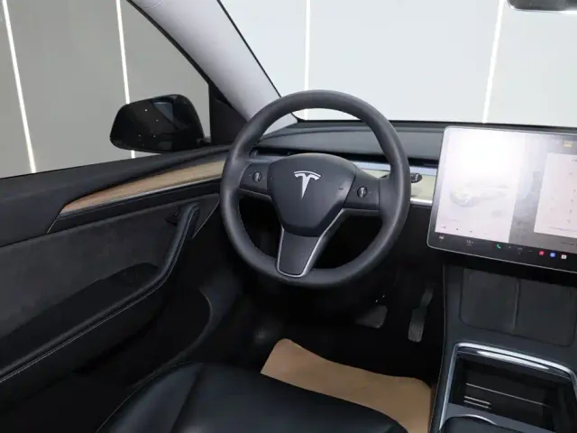 Tesla Model Y — Фото автомобиля 24
