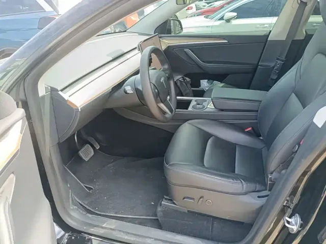 Tesla Model Y — Фото автомобиля 14