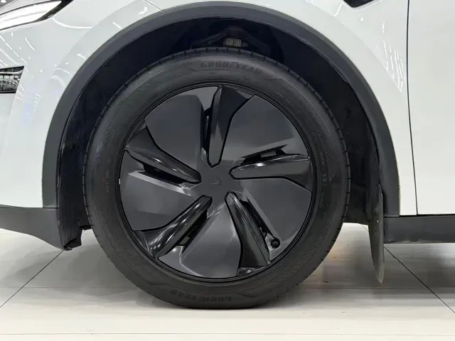 Tesla Model Y — Фото автомобиля 18