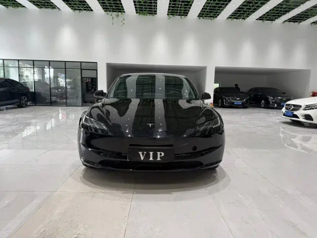 Tesla Model 3 — Фото автомобиля 2