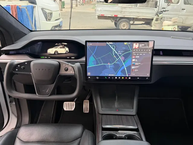 Tesla Model X — Фото автомобиля 16