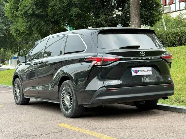 Toyota Sienna — Фото автомобиля 4