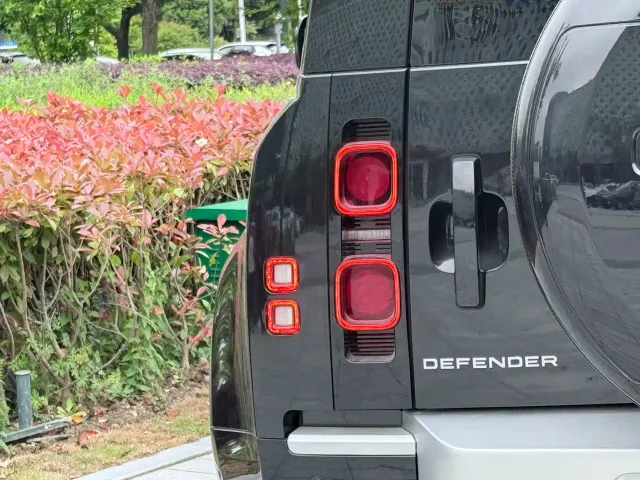 Land Rover Defender — Фото автомобиля 25