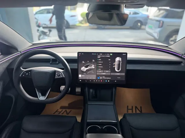 Tesla Model 3 — Фото автомобиля 5