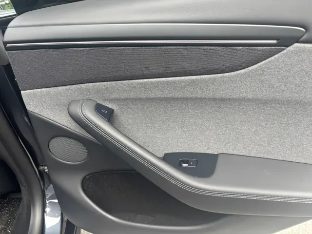 Tesla Model Y — Фото автомобиля 10