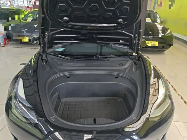 Tesla Model 3 — Фото автомобиля 19