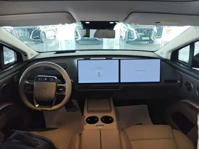 Li Auto i8 — Фото автомобиля 9
