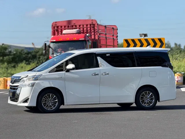 Фотография автомобиля — Toyota Vellfire