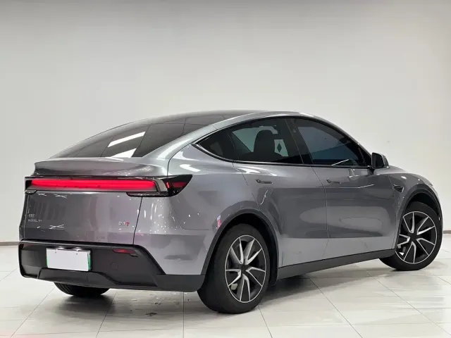 Tesla Model Y — Фото автомобиля 5