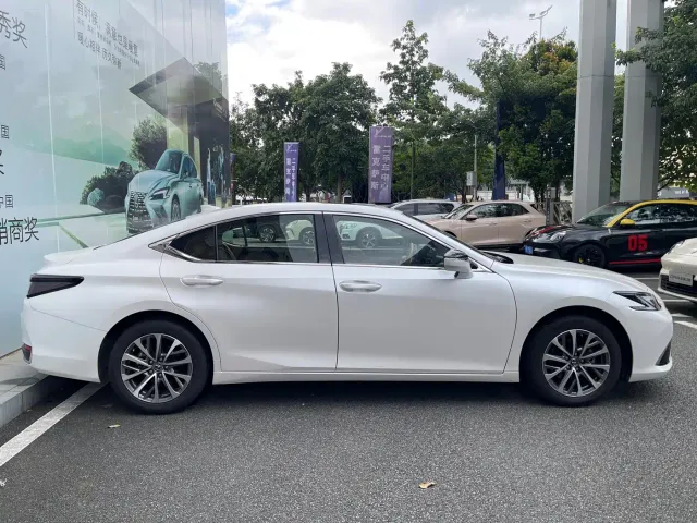Lexus ES — Фото автомобиля 11