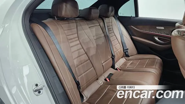 Mercedes-Benz E-Class — Фото автомобиля 12