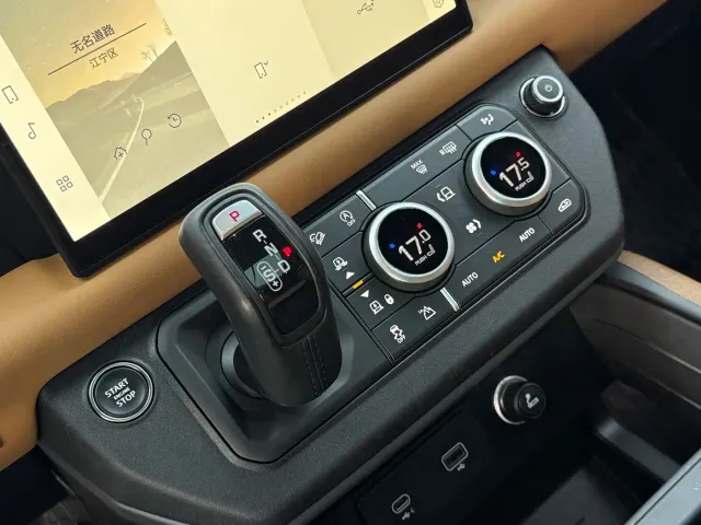 Land Rover Defender — Фото автомобиля 9