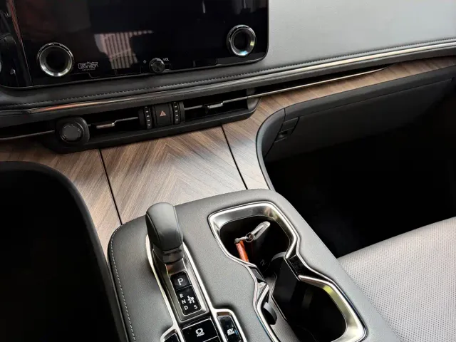 Lexus LM — Фото автомобиля 11